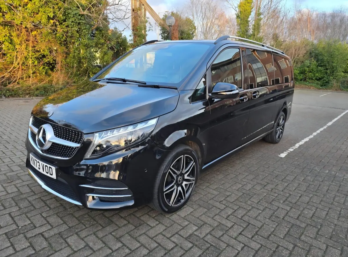 سائق عربي في لندن بسيارة مرسيدس V Class سوداء