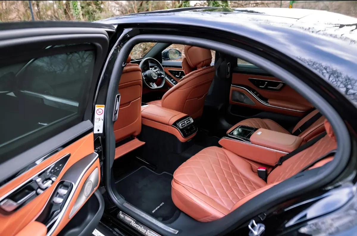 داخلية مرسيدس S Class جلد بني مع سائق خاص في لندن